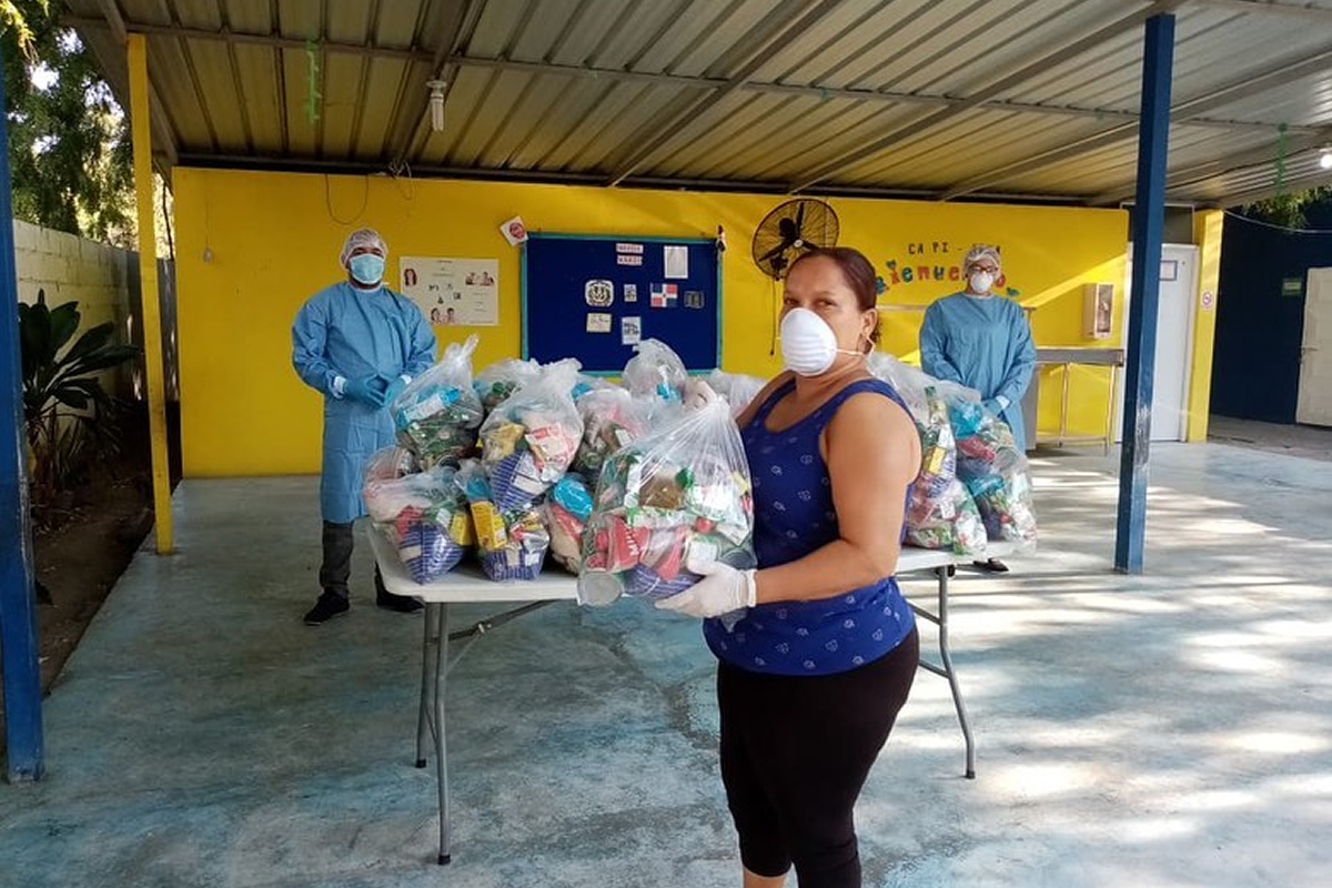 Una de las madres beneficiadas por el INAIPI con alimentos para sus niños